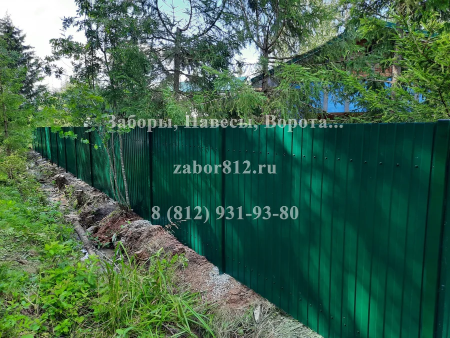 Забор из профнастила закрепленного между столбами. Новинка.