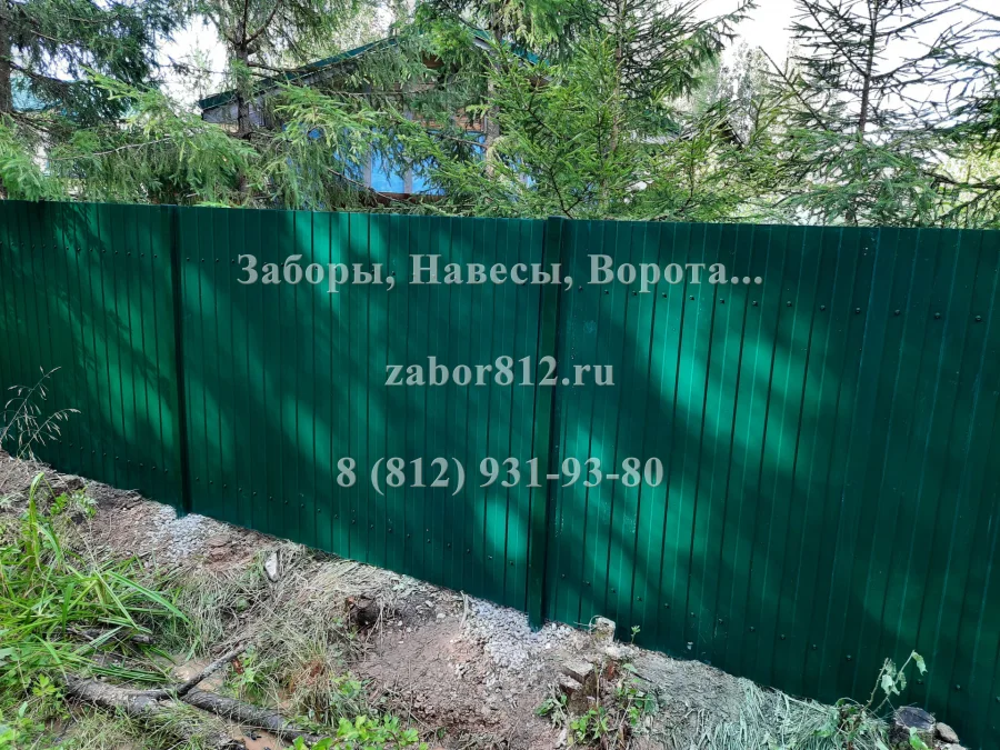 Забор из профнастила закрепленного между столбами. Новинка.