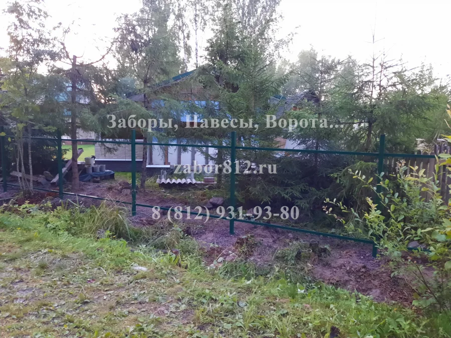 Забор из профнастила закрепленного между столбами. Новинка.