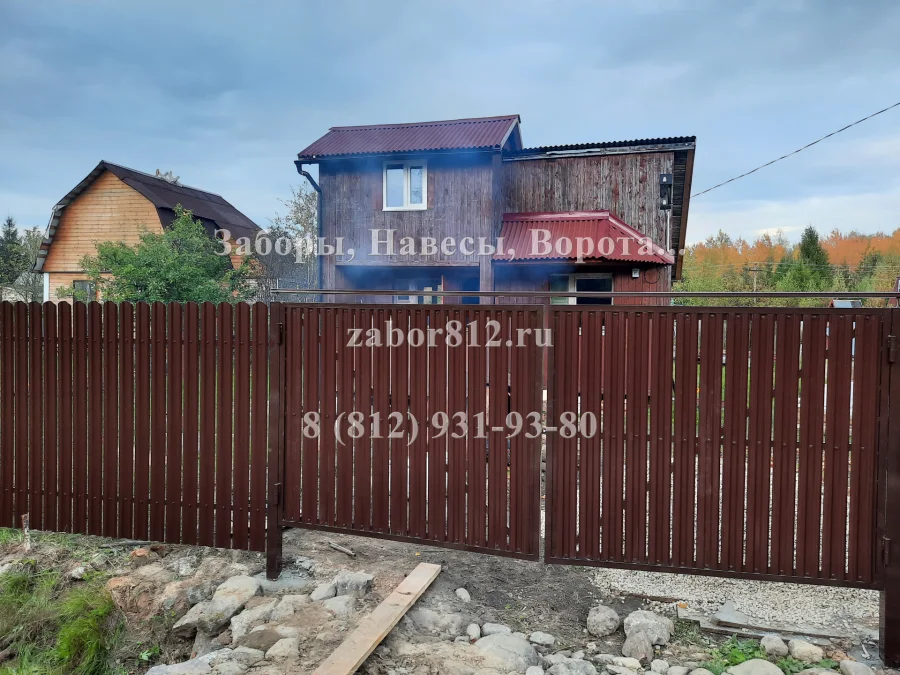 Забор, ворота и калитка из коричневого евроштакетника
