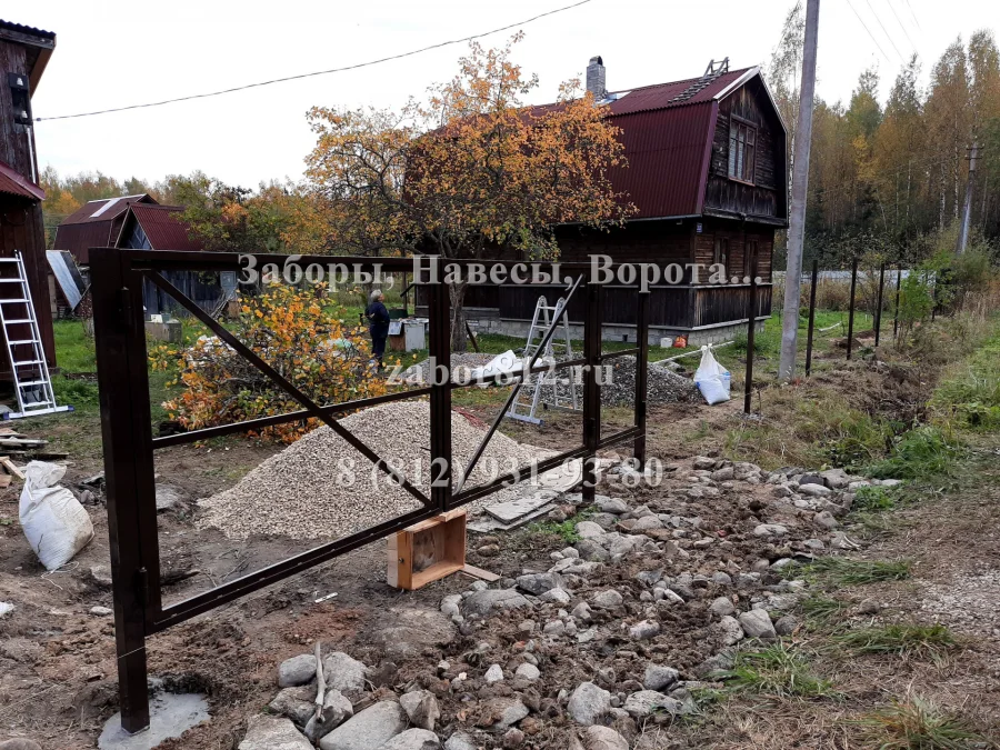 Забор, ворота и калитка из коричневого евроштакетника