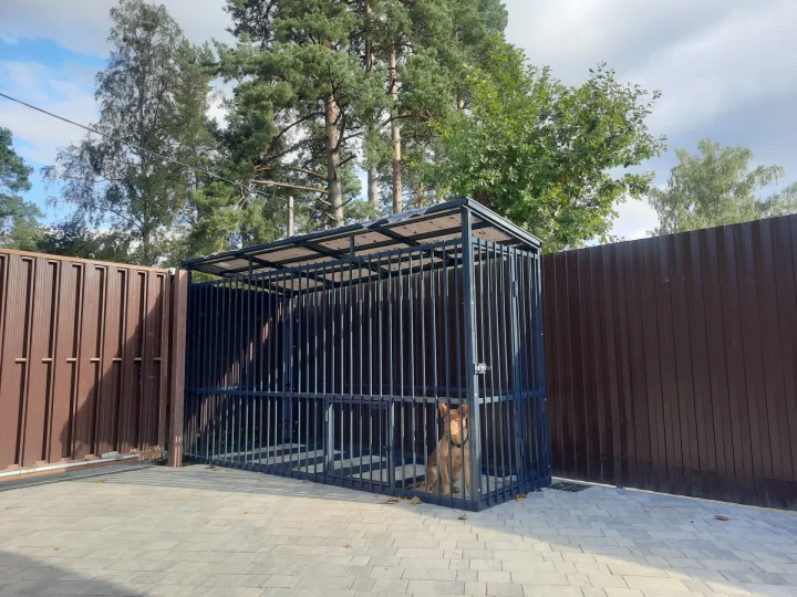 Вольер с монолитным поликарбонатом. Вырица
